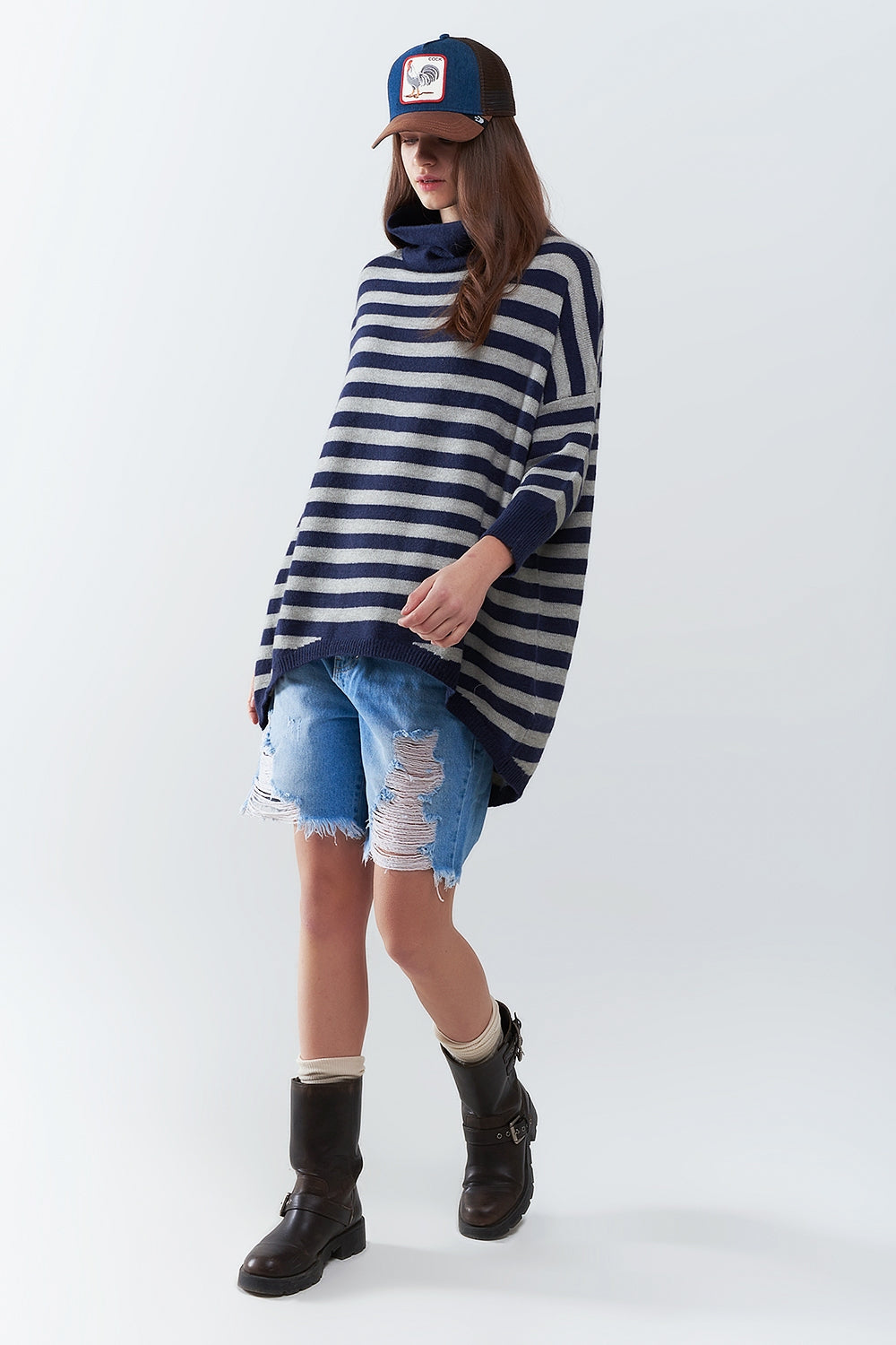 Maglione oversize a collo alto con ali di pipistrello e strisce in blu navy e grigio