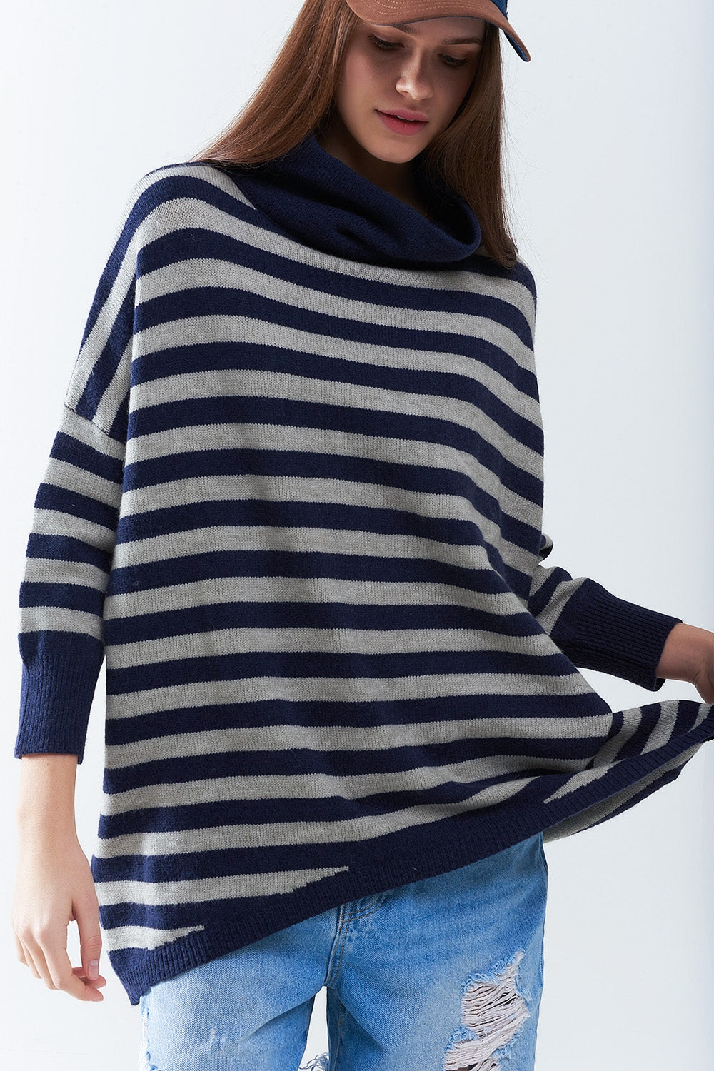 Maglione oversize a collo alto con ali di pipistrello e strisce in blu navy e grigio