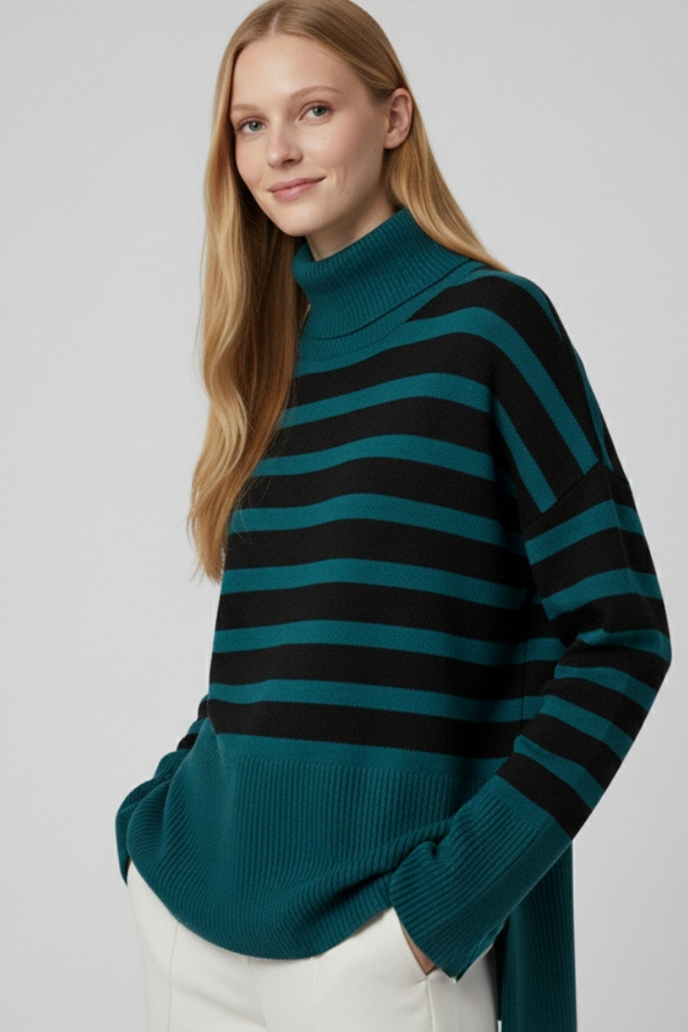 maglione oversize a collo alto con righe nere e spacchetti laterali