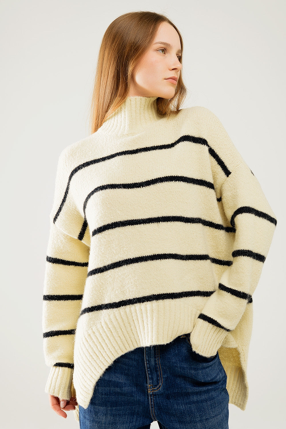 Q2 Maglione oversize color crema con righe nere