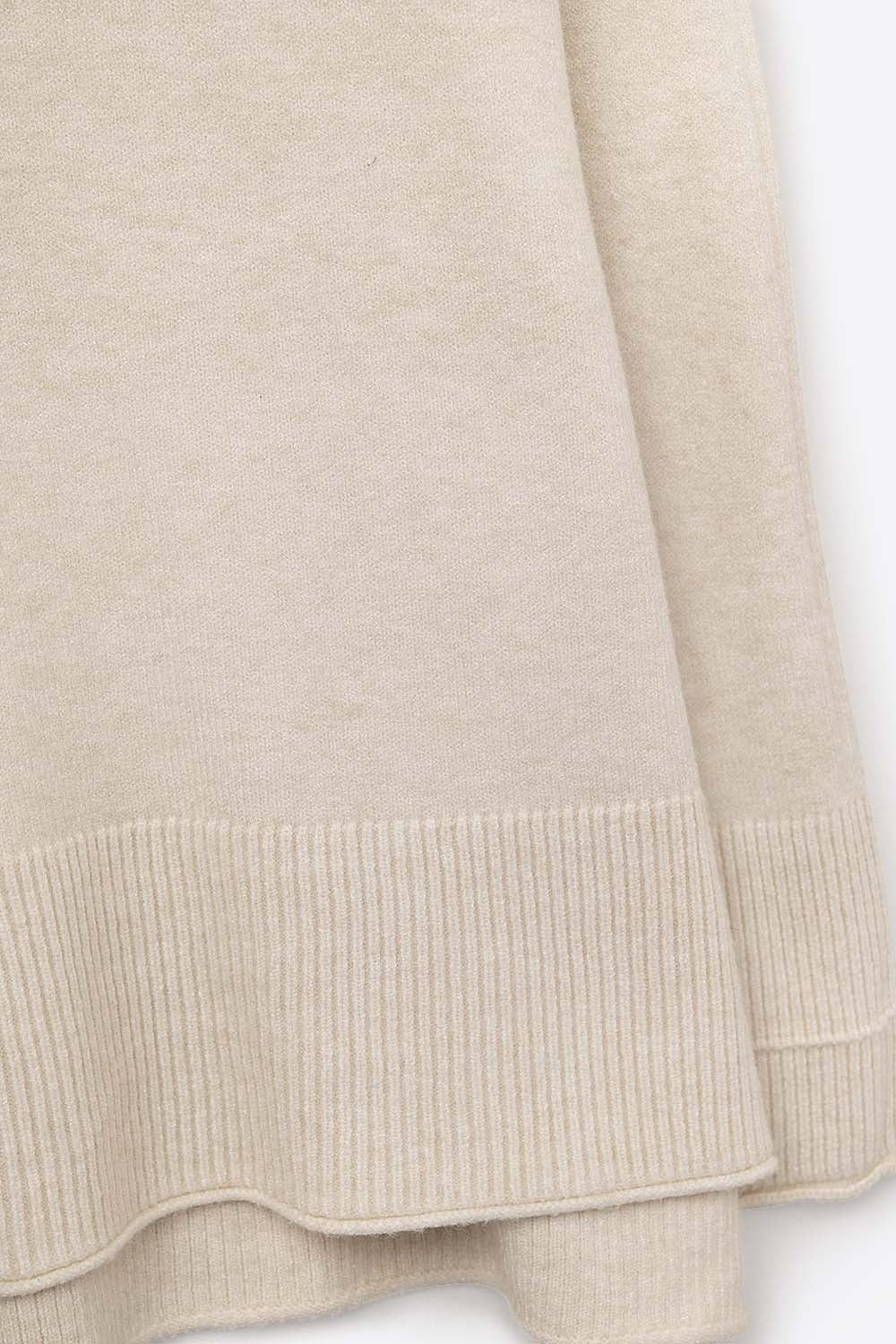 Maglione oversize con scollo a rotolo in beige