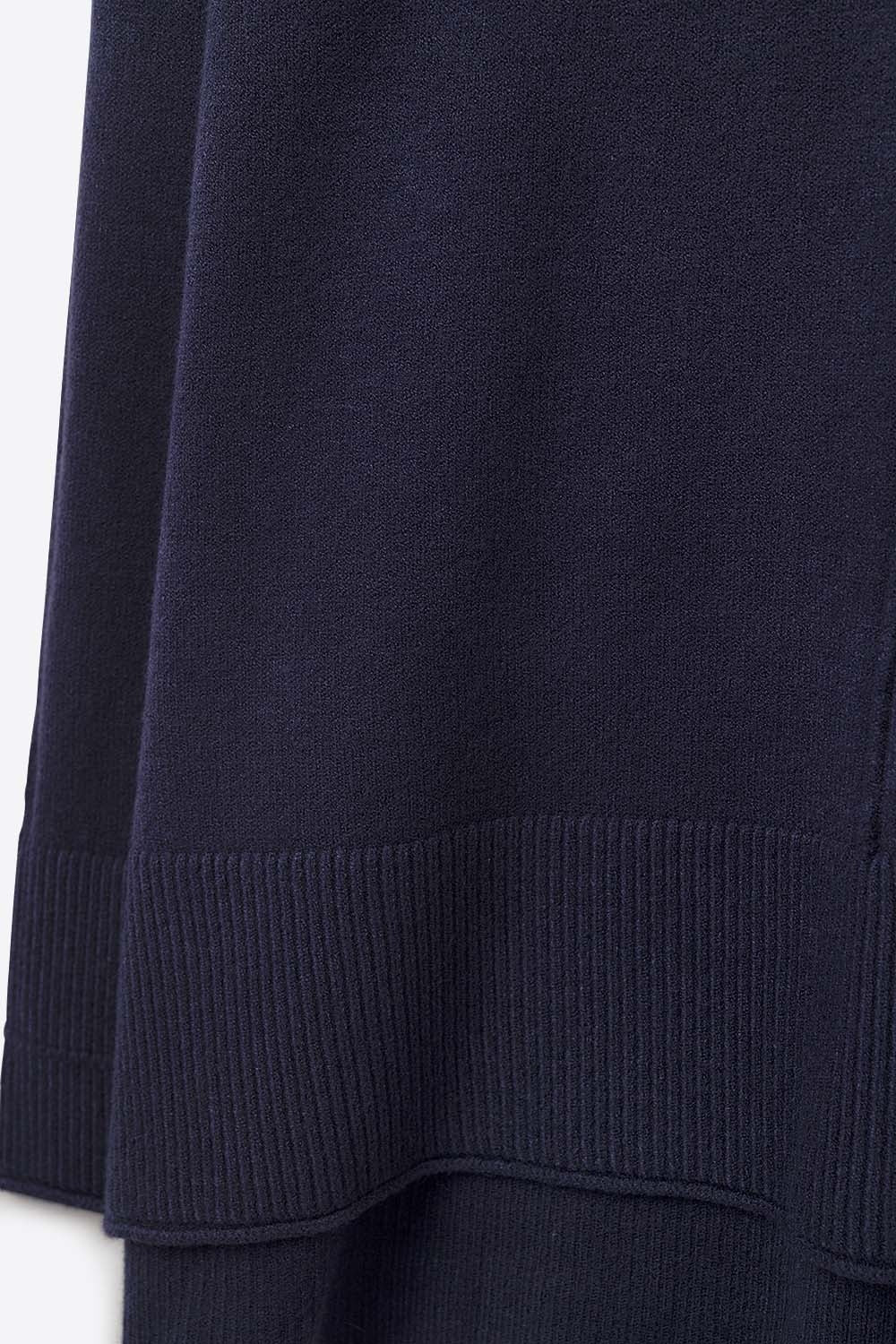 Maglione oversize con scollo a rotolo in blu