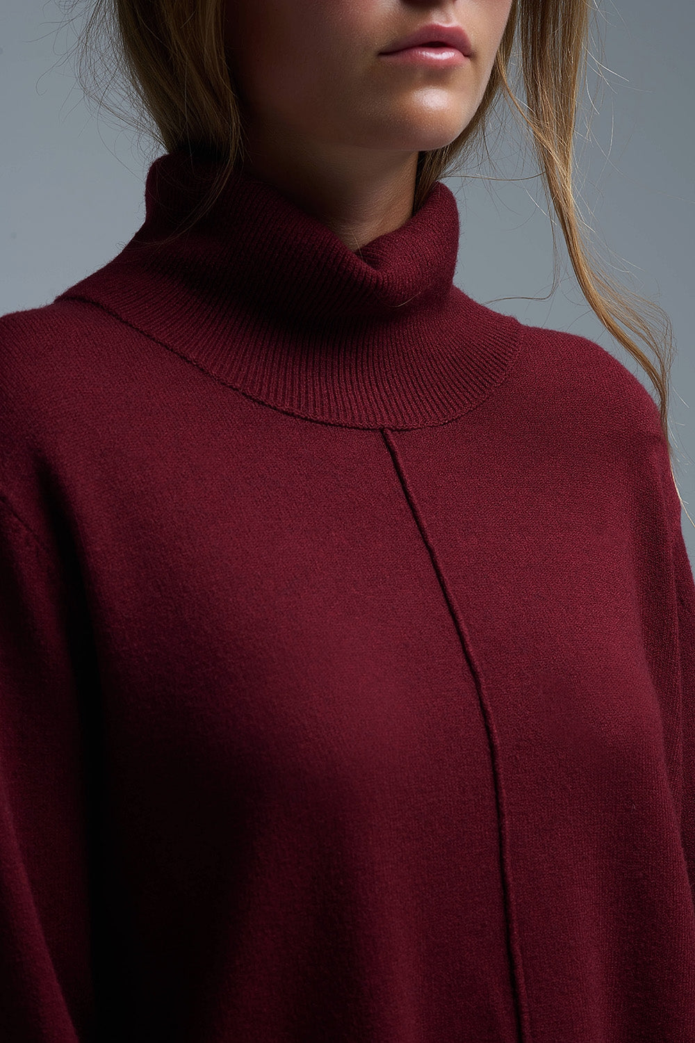 Maglione oversize con scollo a rotolo in borgogna