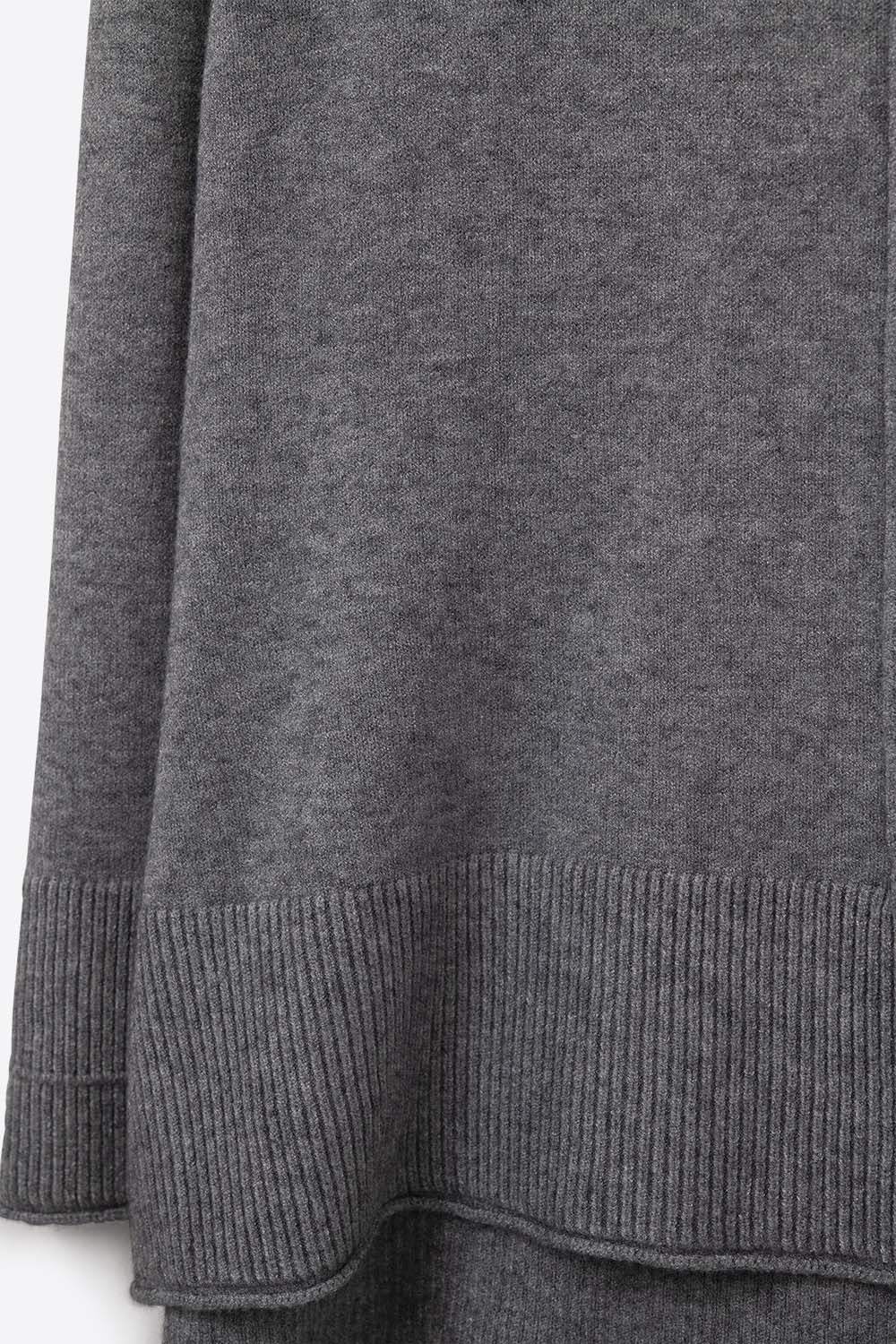 Maglione oversize con scollo a rotolo in grigio