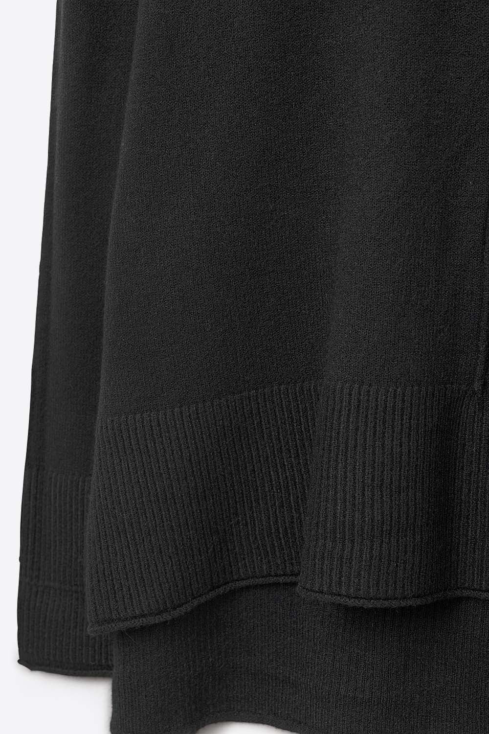 Maglione oversize con scollo a rotolo in nero