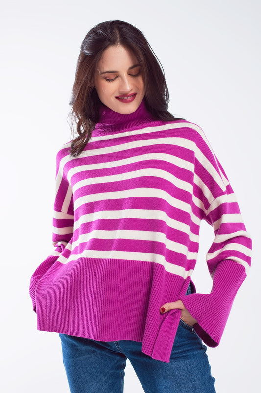 Q2 Maglione oversize fucsia a collo alto con righe bianche e spacchi laterali