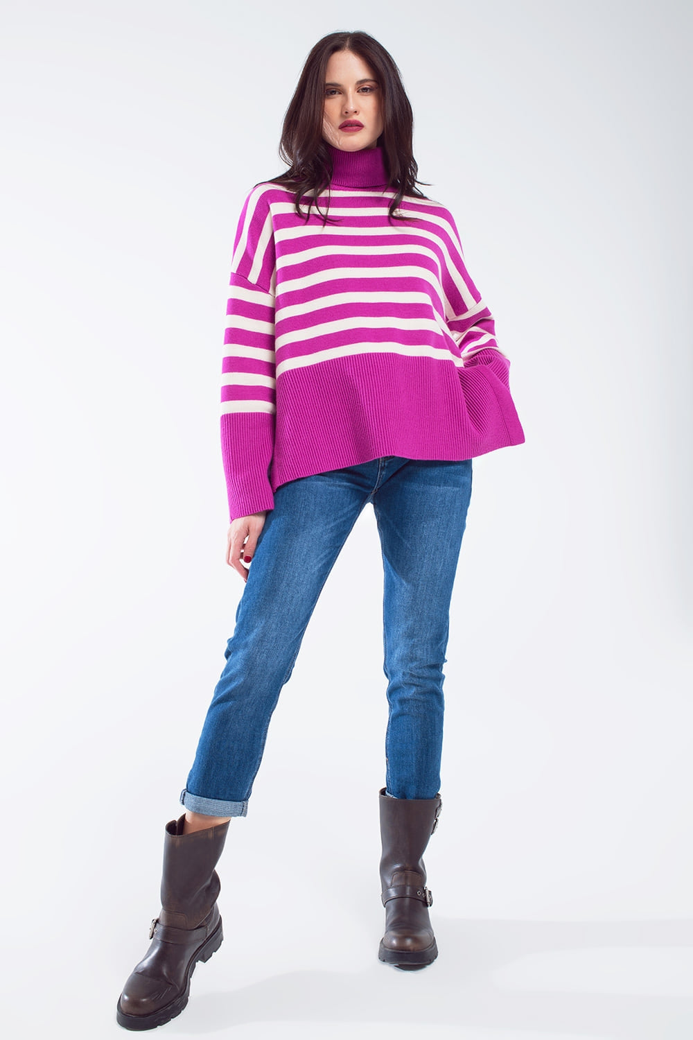 Maglione oversize fucsia a collo alto con righe bianche e spacchi laterali