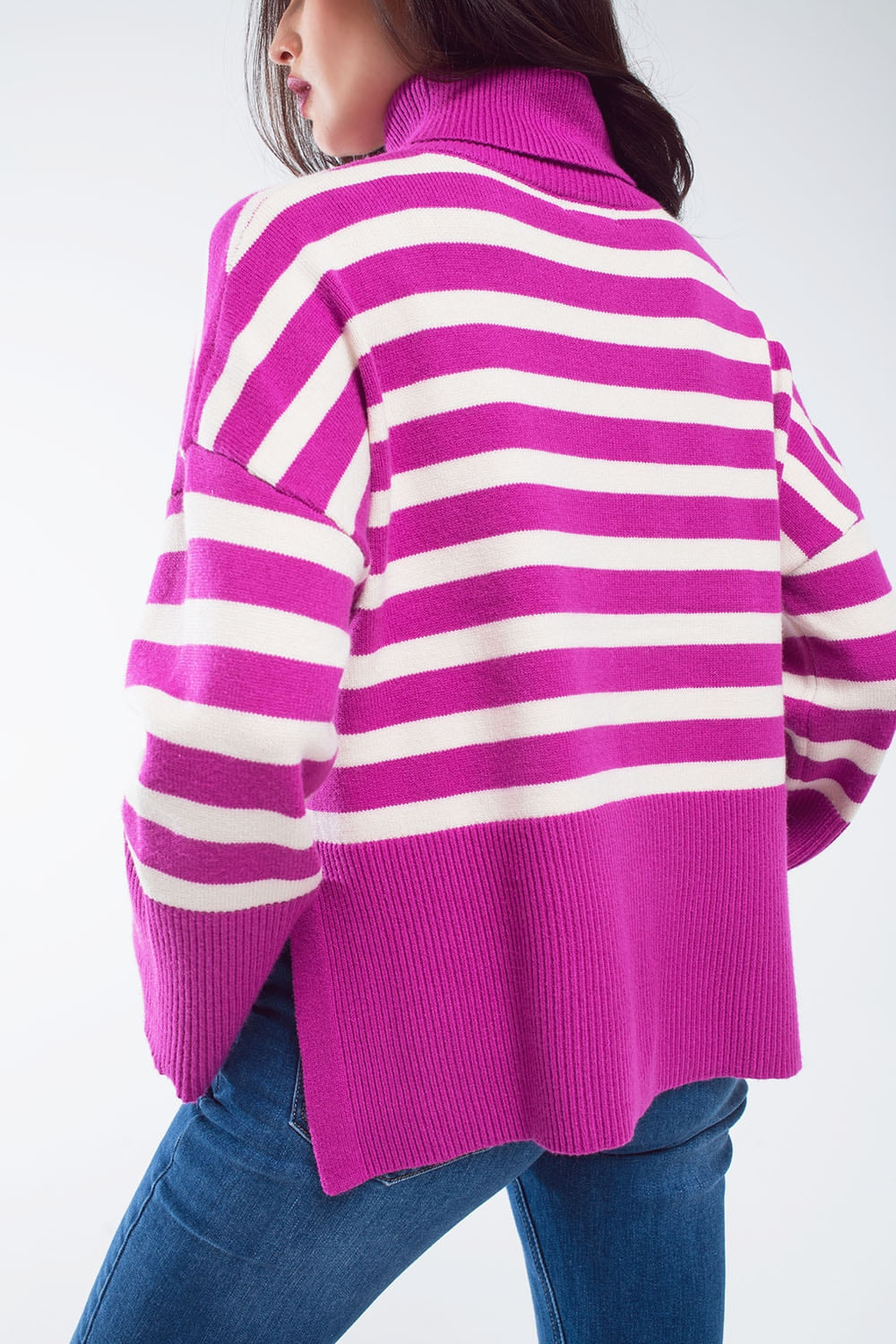 Maglione oversize fucsia a collo alto con righe bianche e spacchi laterali