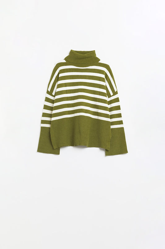 Q2 Maglione oversize verde a collo alto con righe bianche e spacchetti laterali