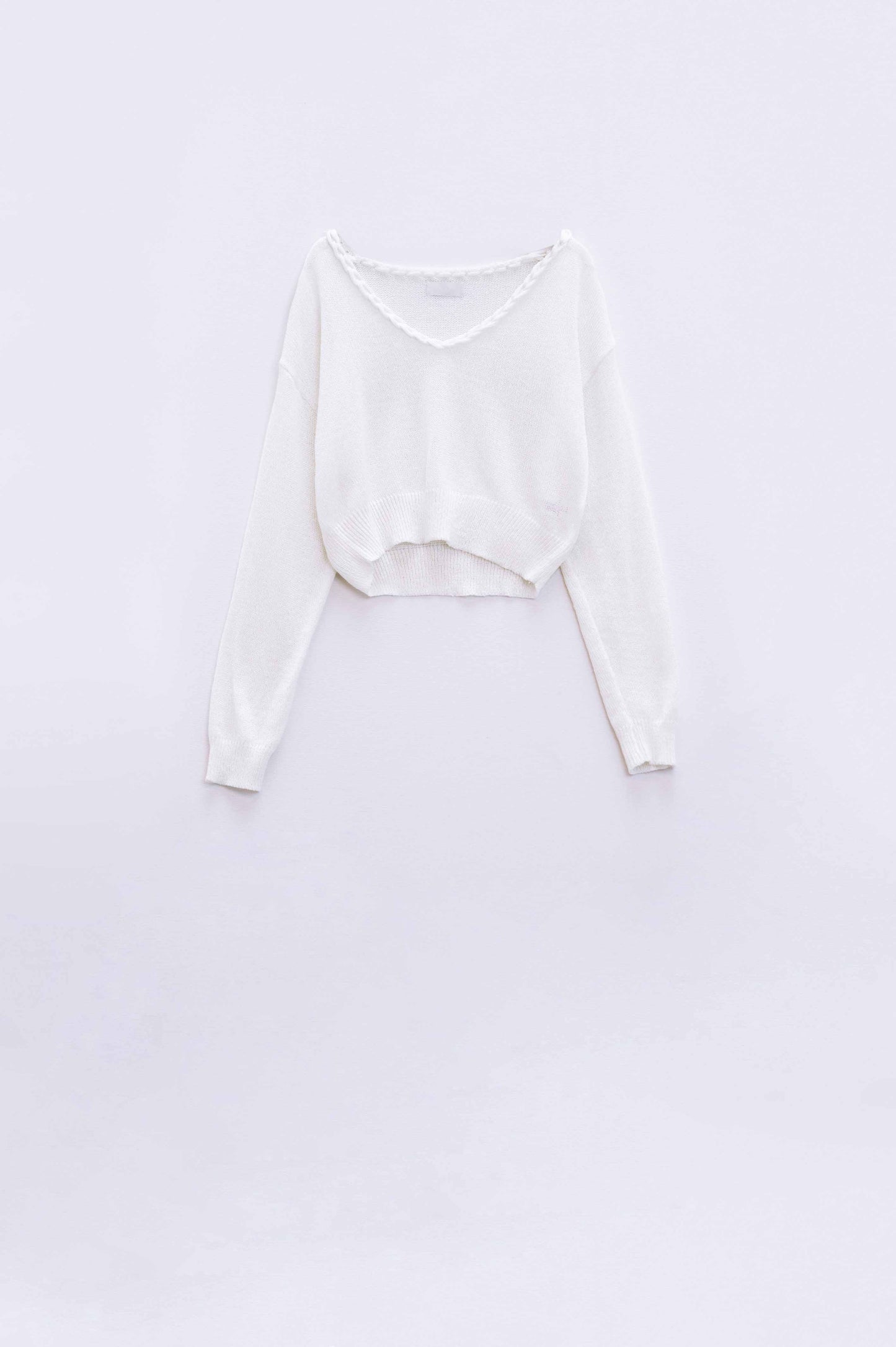 Q2 Maglione panna con ampio scollo a V e dettaglio a treccia
