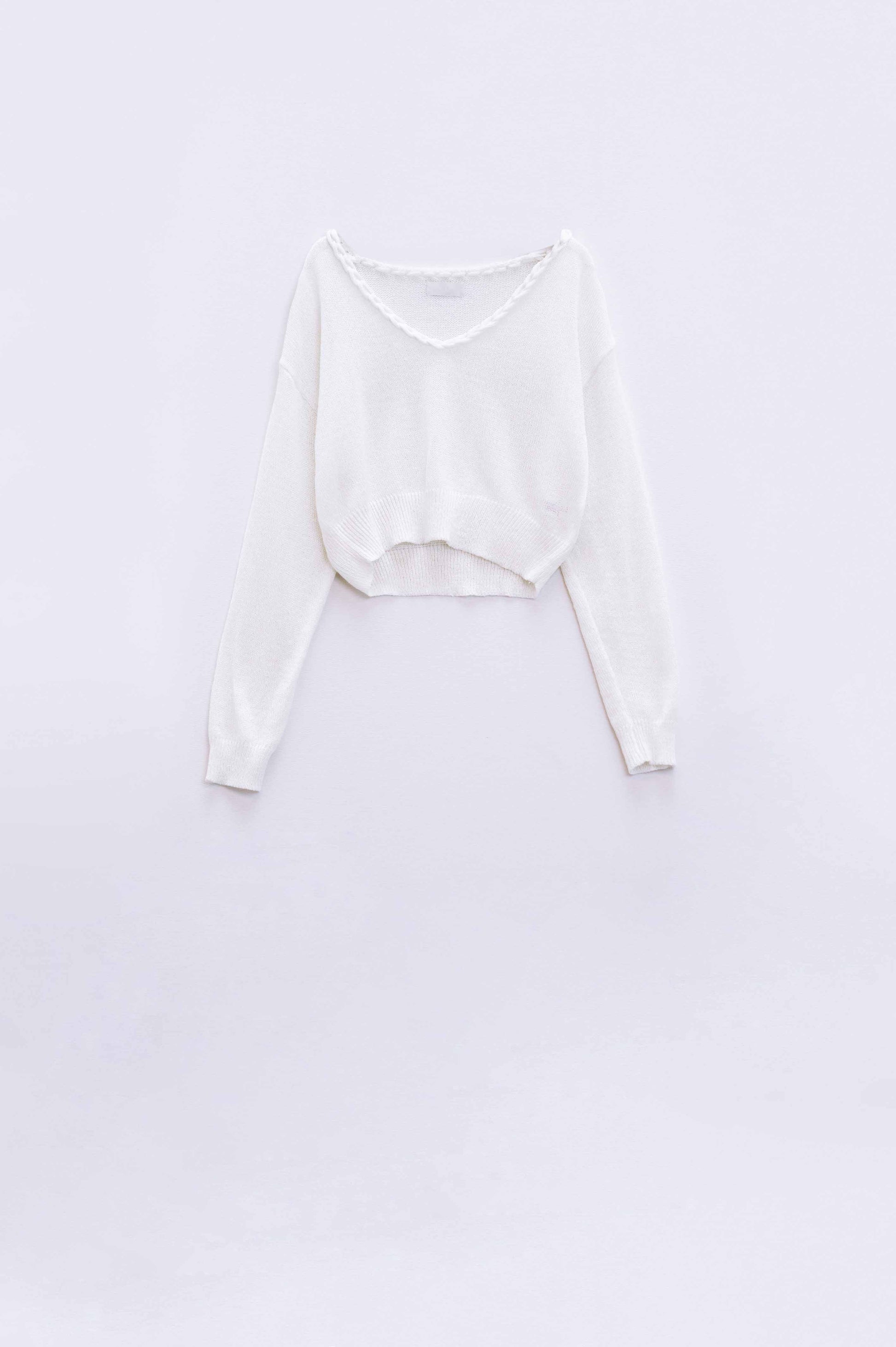 Q2 Maglione panna con ampio scollo a V e dettaglio a treccia