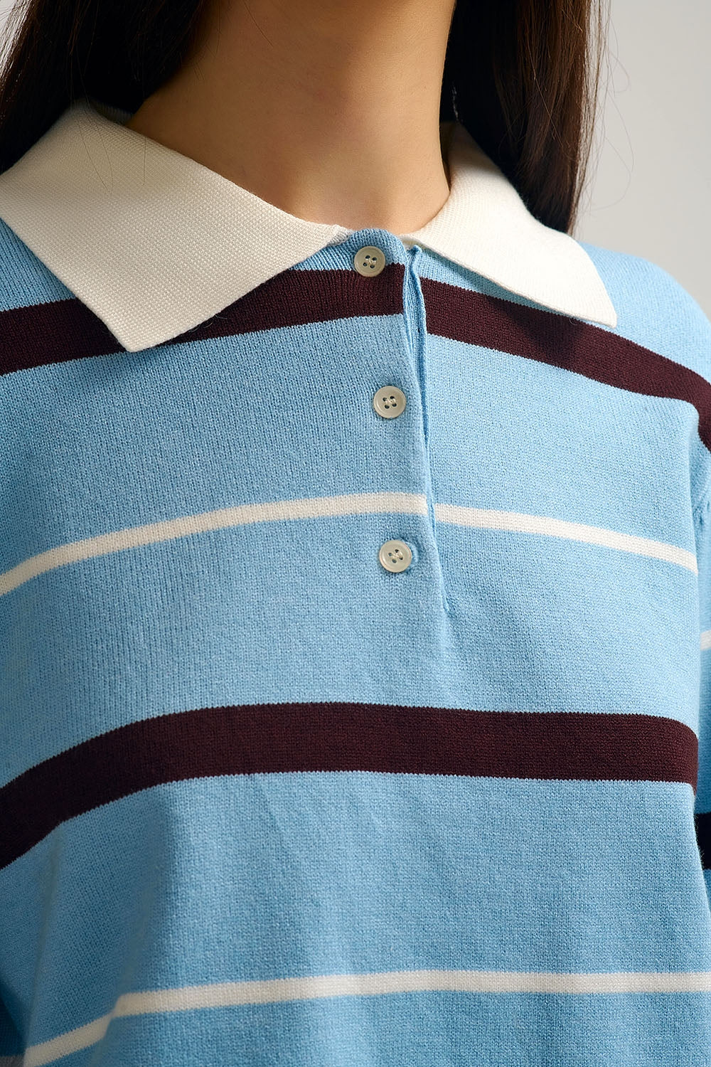 Maglione Polo a righe in blu con colletto bianco