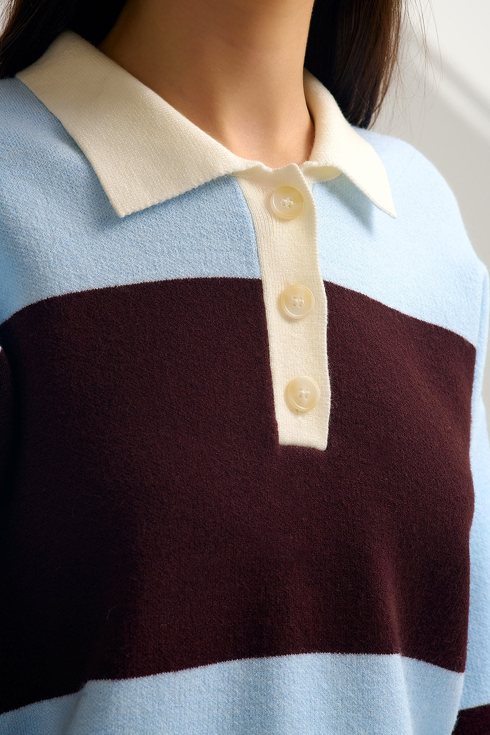 Maglione polo in maglia blu con strisce marroni
