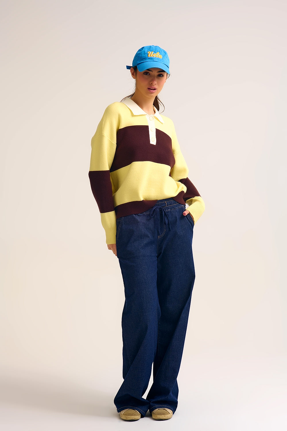 Maglione polo in maglia gialla con strisce marroni