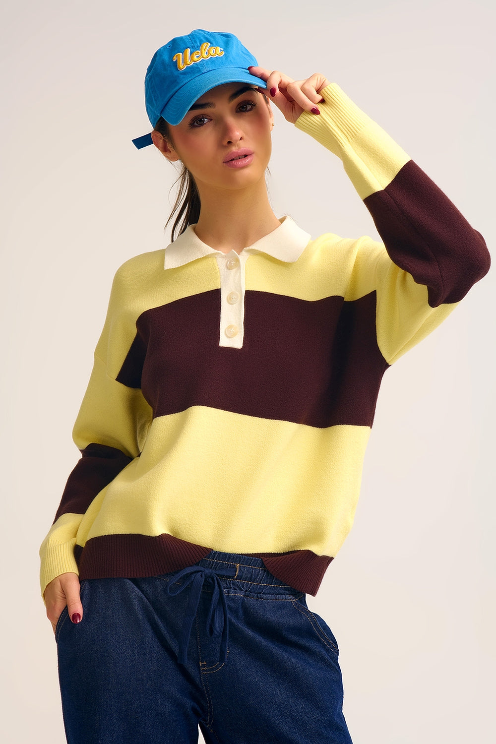 Maglione polo in maglia gialla con strisce marroni