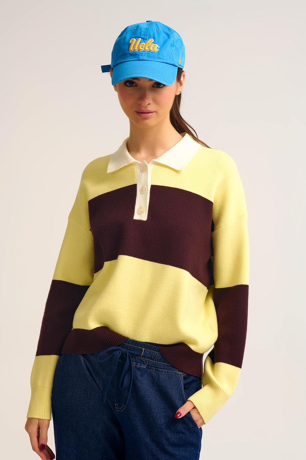 Q2 Maglione polo in maglia gialla con strisce marroni