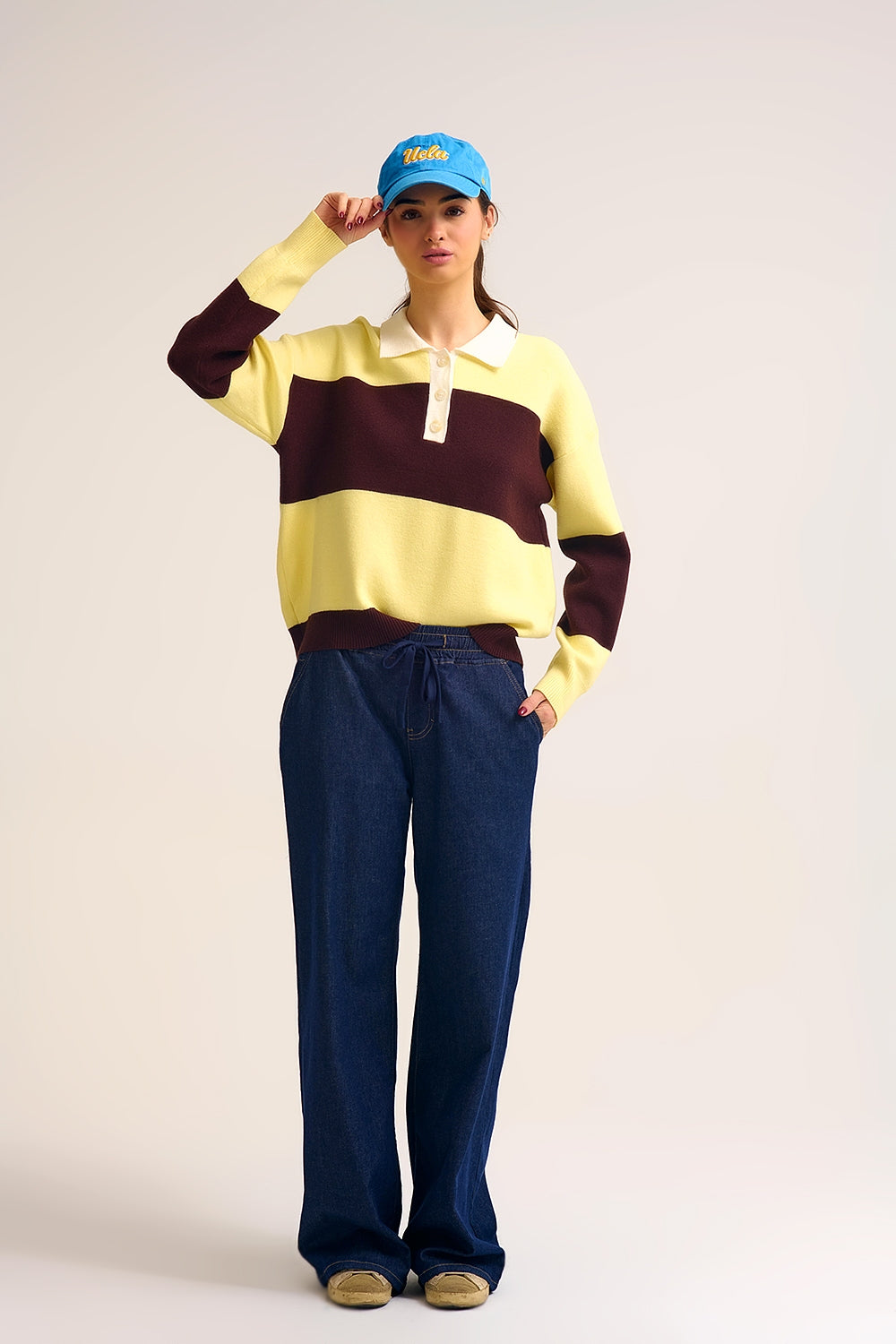 Maglione polo in maglia gialla con strisce marroni