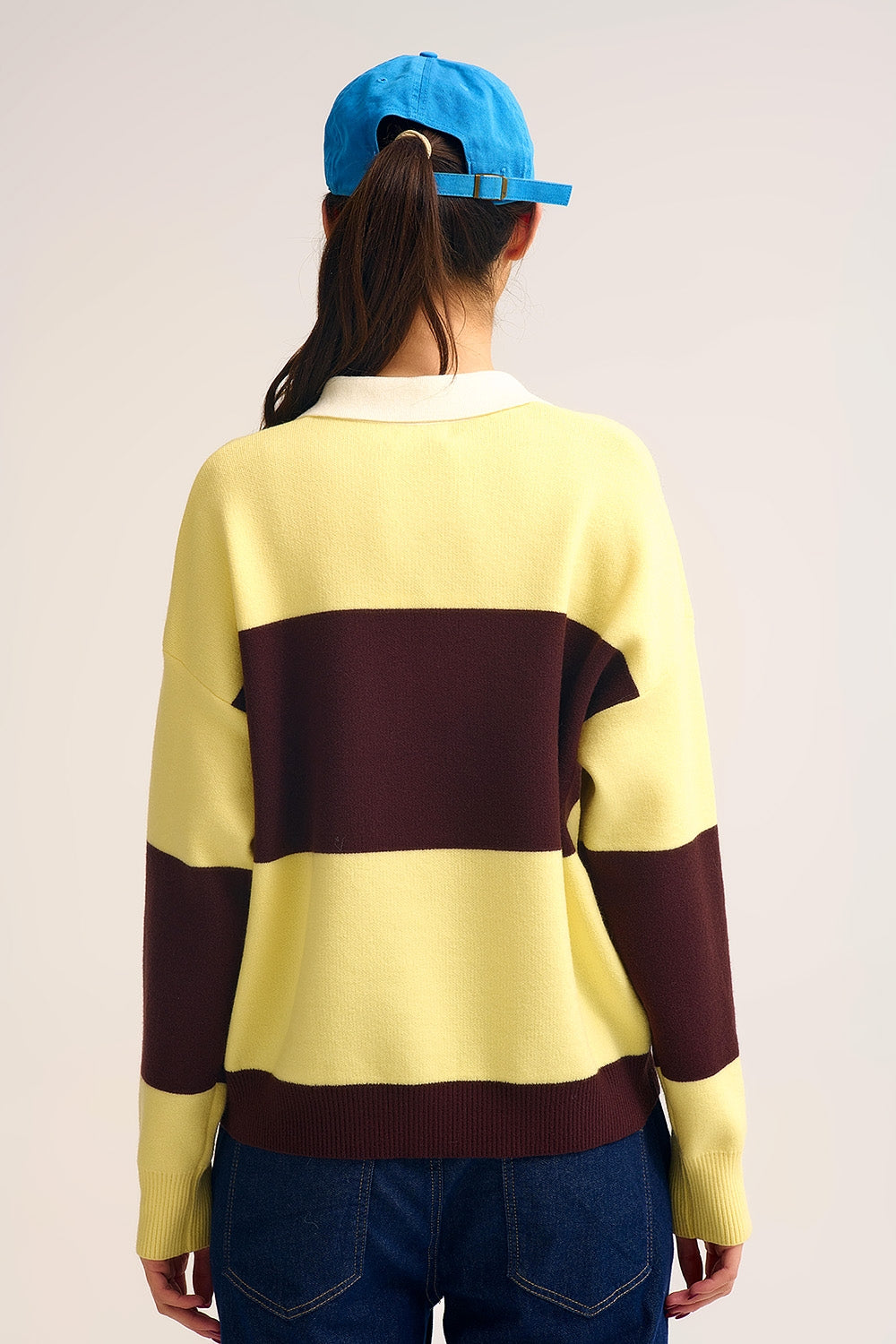 Maglione polo in maglia gialla con strisce marroni