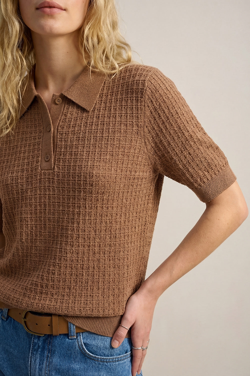 Maglione polo in maglia testurizzata con maniche corte in cammello