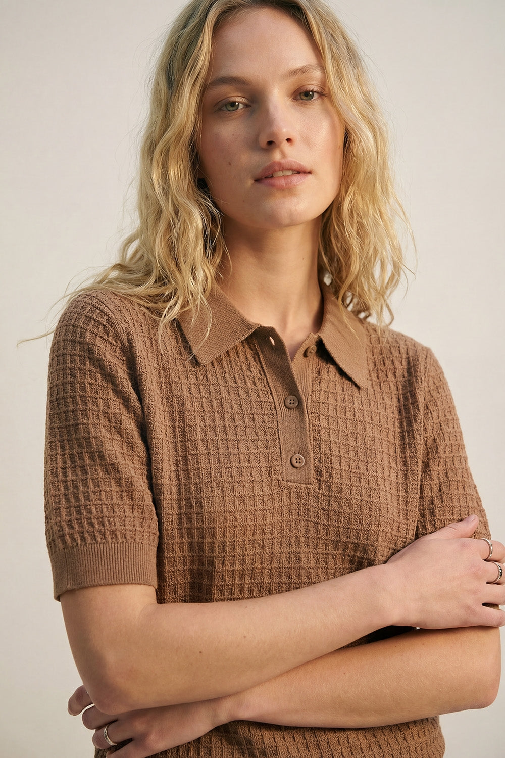 Maglione polo in maglia testurizzata con maniche corte in cammello