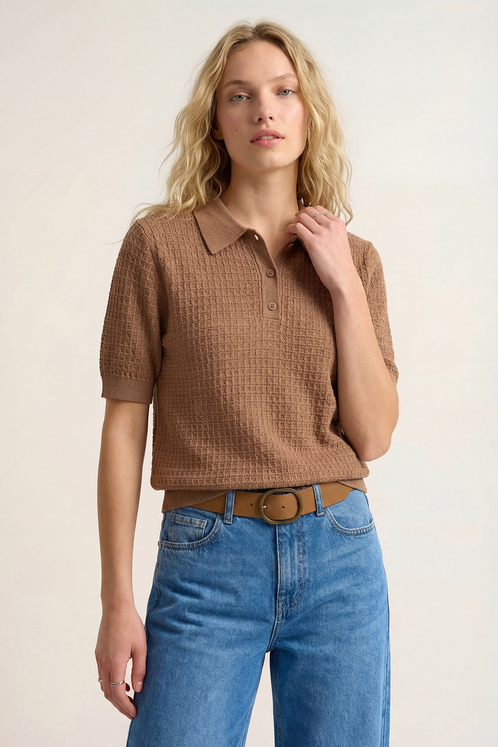 Q2 Maglione polo in maglia testurizzata con maniche corte in cammello