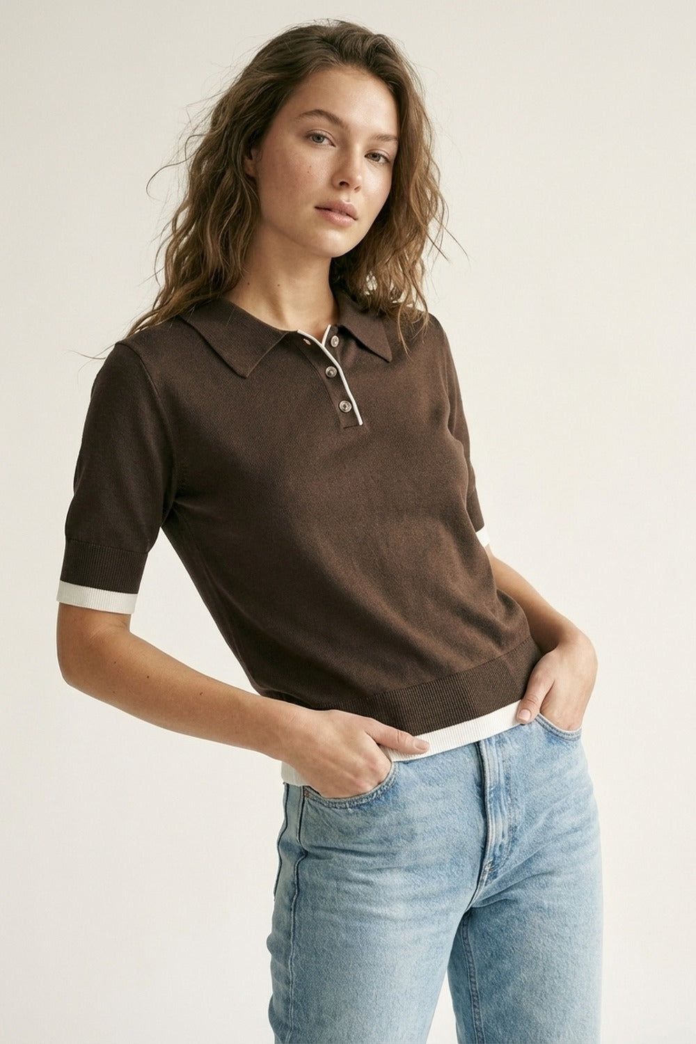 Maglione polo marrone a maniche corte con finiture a contrasto