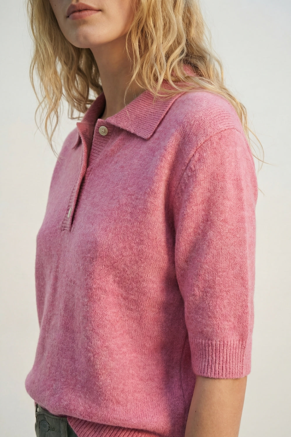 Maglione polo rosa a maglia morbida e soffice
