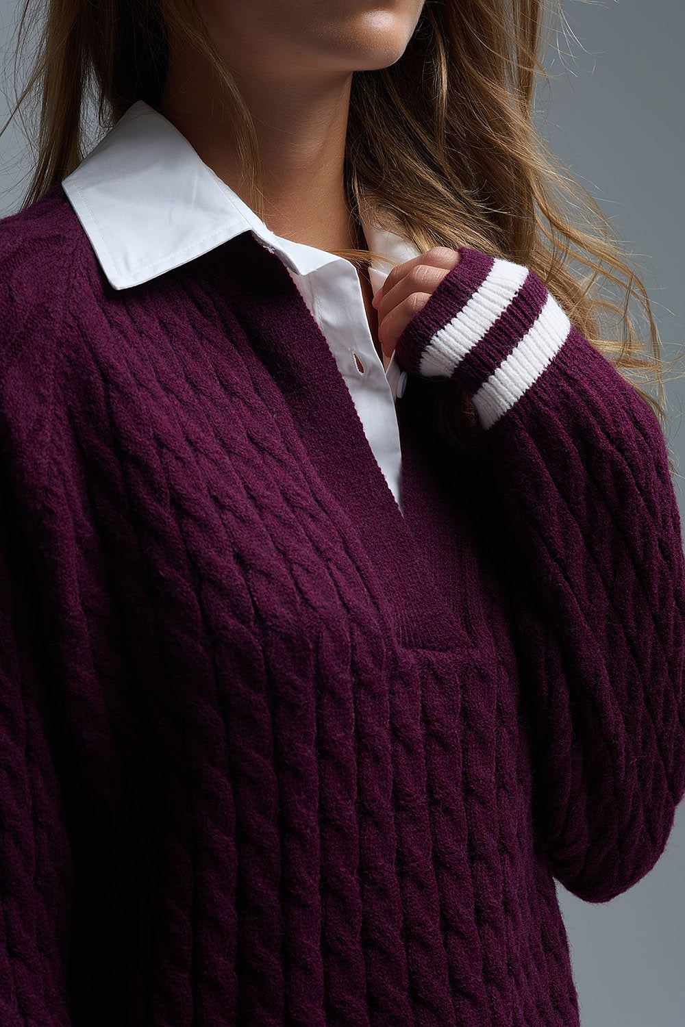 Maglione preppy in maglia a cavi bordeaux con scollo a V