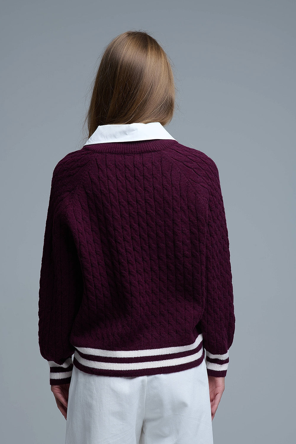 Maglione preppy in maglia a cavi bordeaux con scollo a V