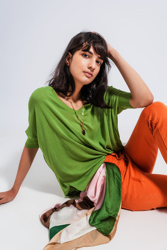Q2 Maglione quadrato verde con scollo a V e manica corta