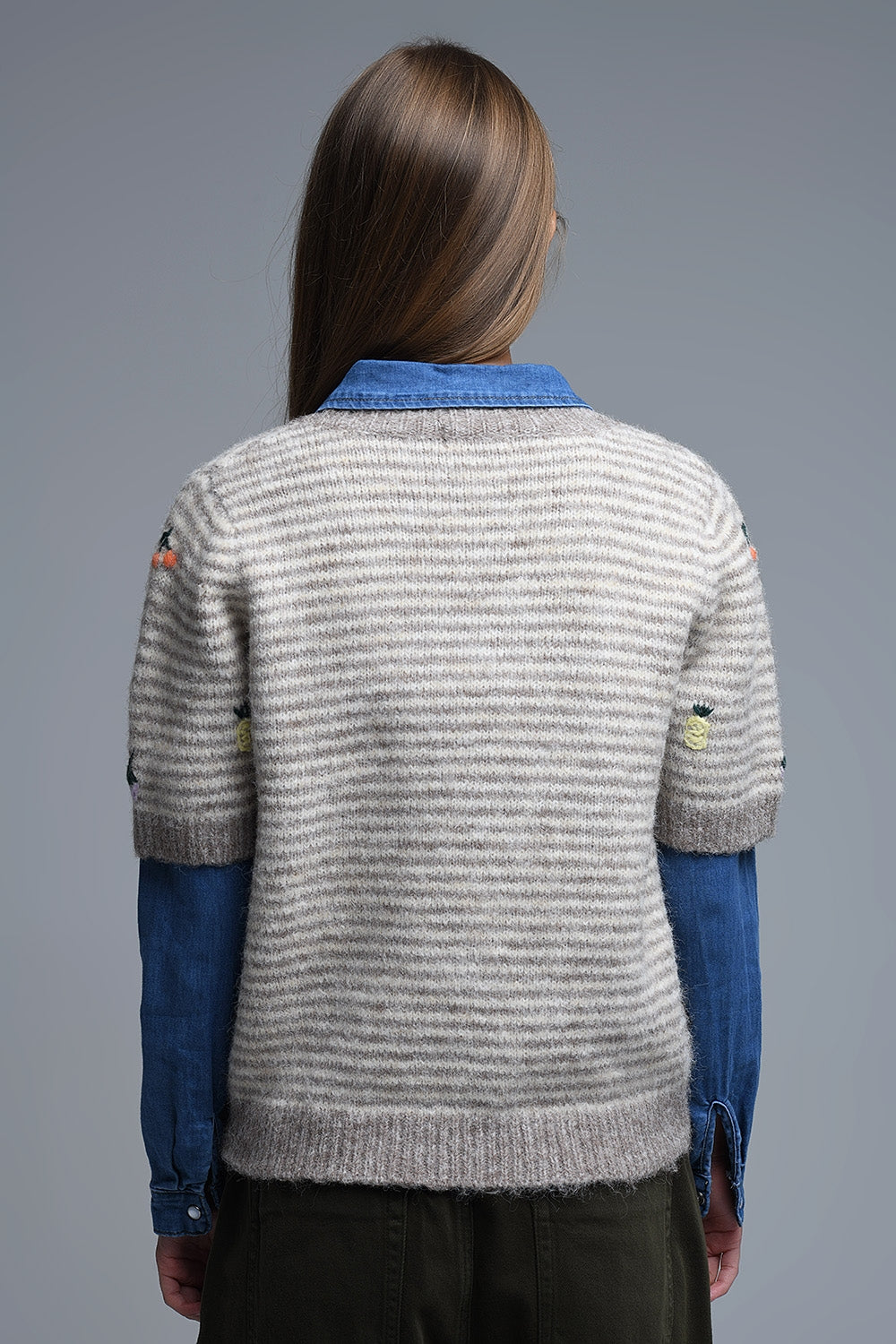 Maglione ricamato a maniche corte a righe beige