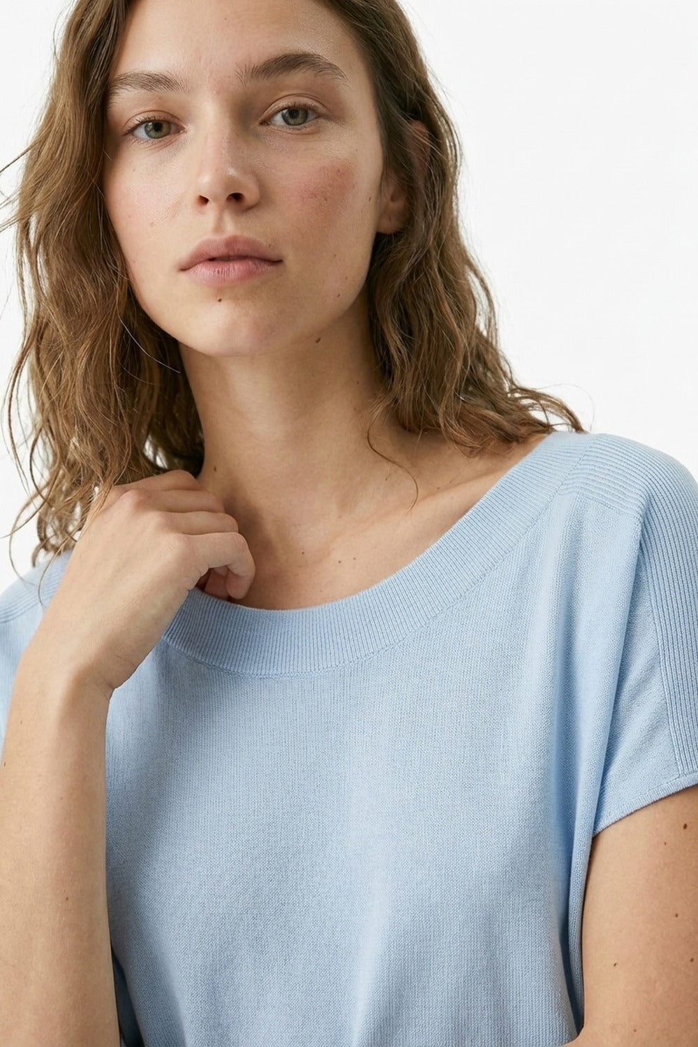Maglione rilassato blu baby con scollo a barca e maniche scese