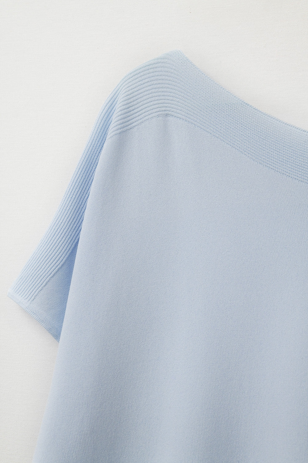 Maglione rilassato blu baby con scollo a barca e maniche scese