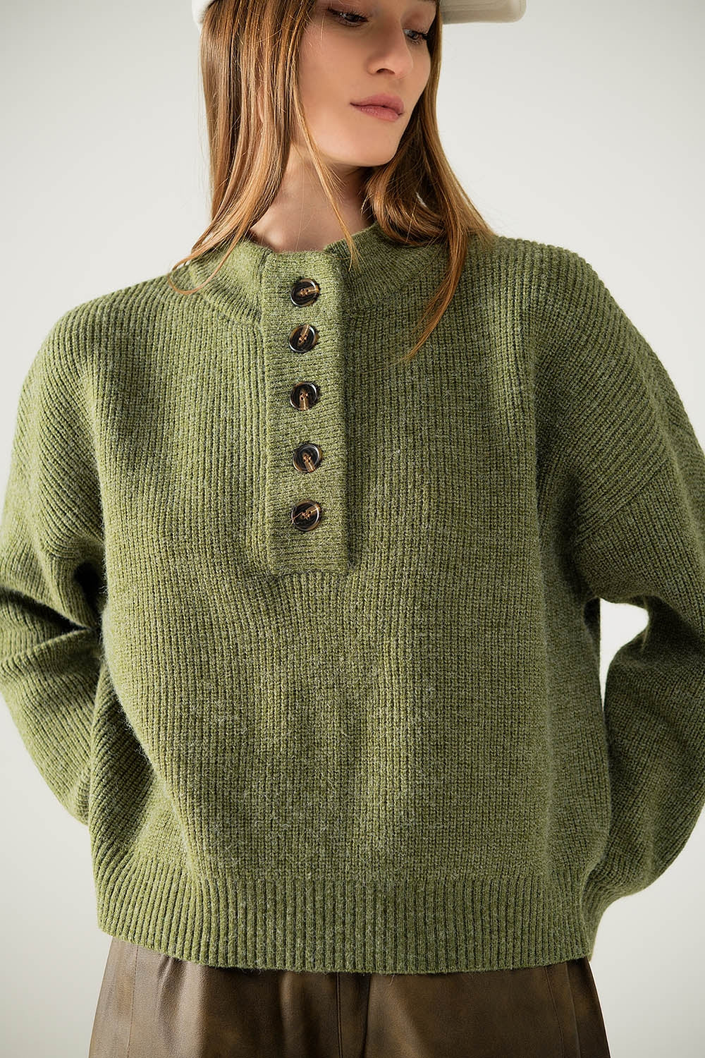 Q2 Maglione rilassato con mezzo bottone in verde