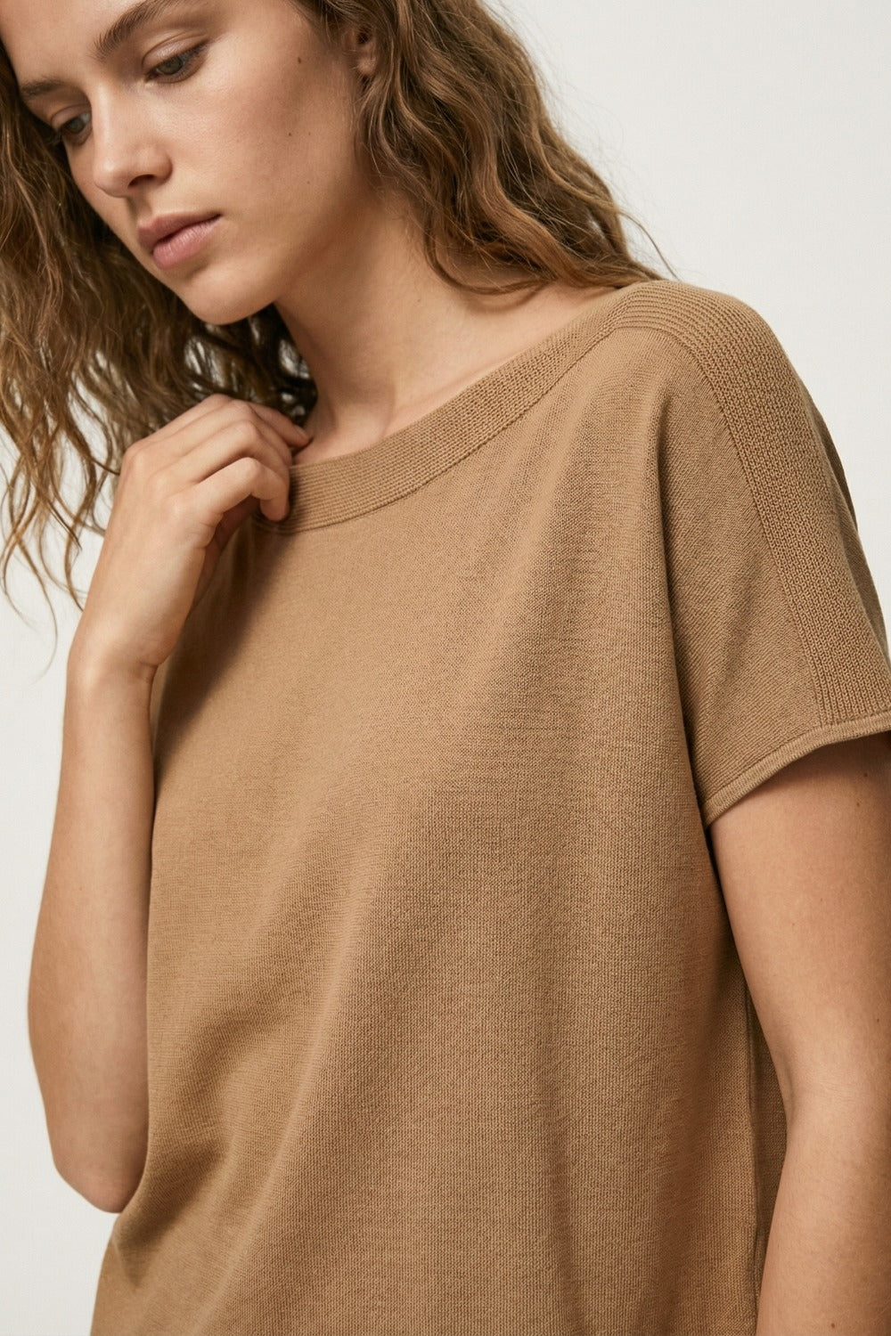Maglione rilassato con scollo a barchetta color cammello e maniche scese