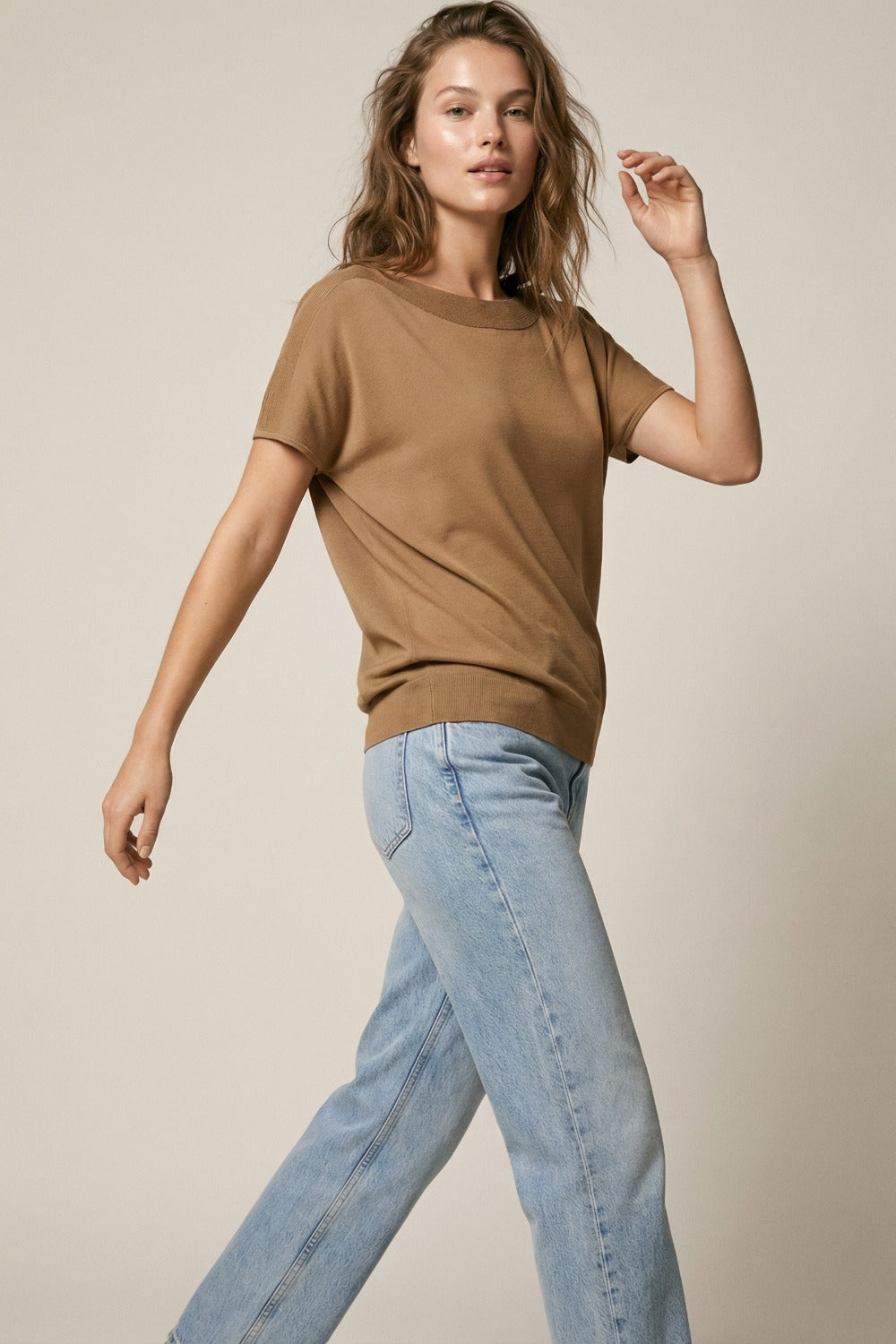 Maglione rilassato con scollo a barchetta color cammello e maniche scese