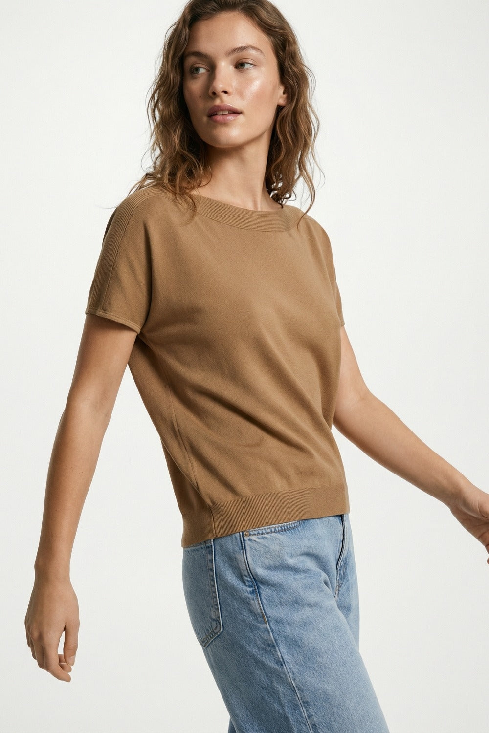 Maglione rilassato con scollo a barchetta color cammello e maniche scese
