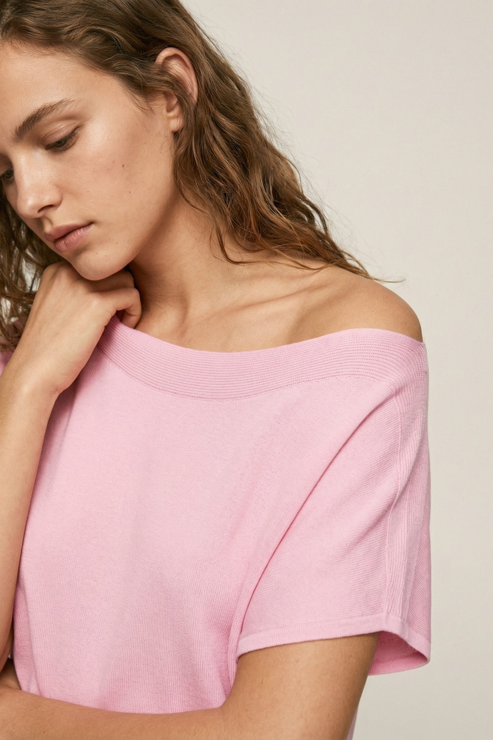Maglione rilassato con scollo a barchetta rosa baby e maniche scese