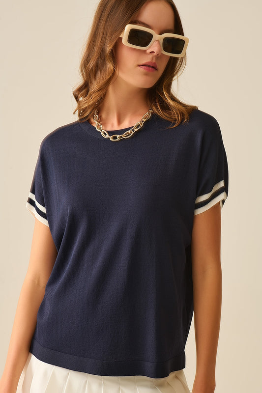Q2 maglione rilassato in blu navy con dettagli a contrasto bianchi