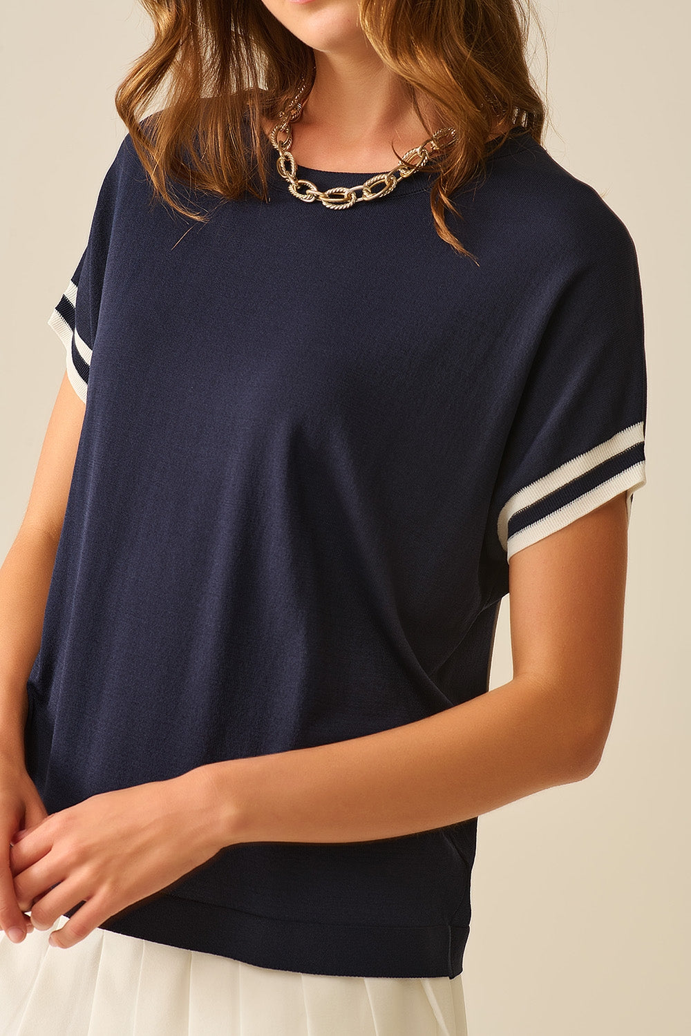 maglione rilassato in blu navy con dettagli a contrasto bianchi
