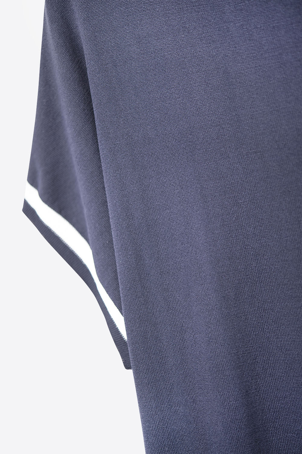 maglione rilassato in blu navy con dettagli a contrasto bianchi