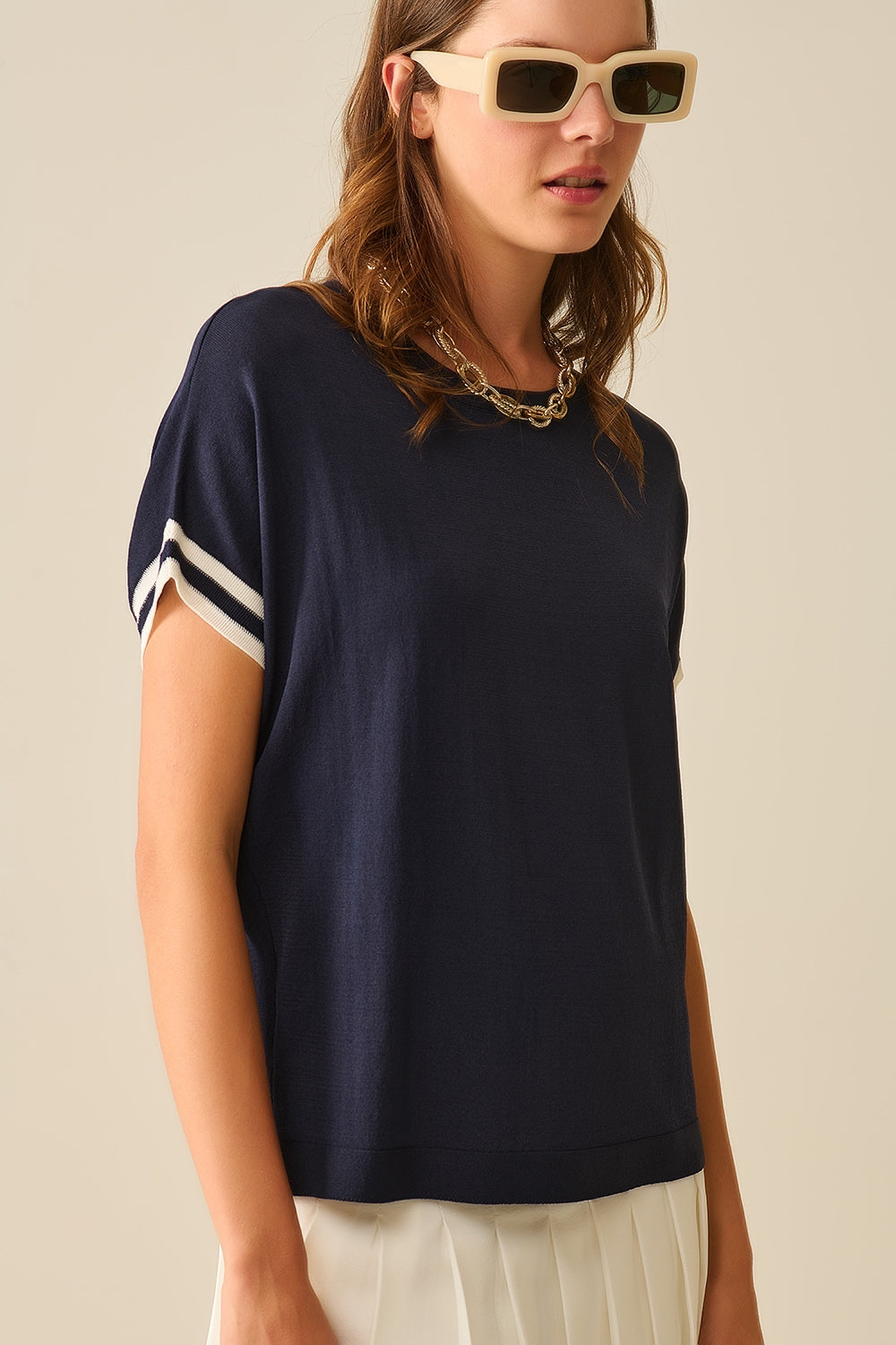 maglione rilassato in blu navy con dettagli a contrasto bianchi