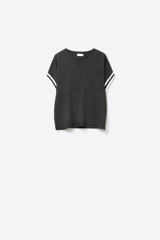 Q2 Maglione rilassato nero con dettagli a contrasto bianco