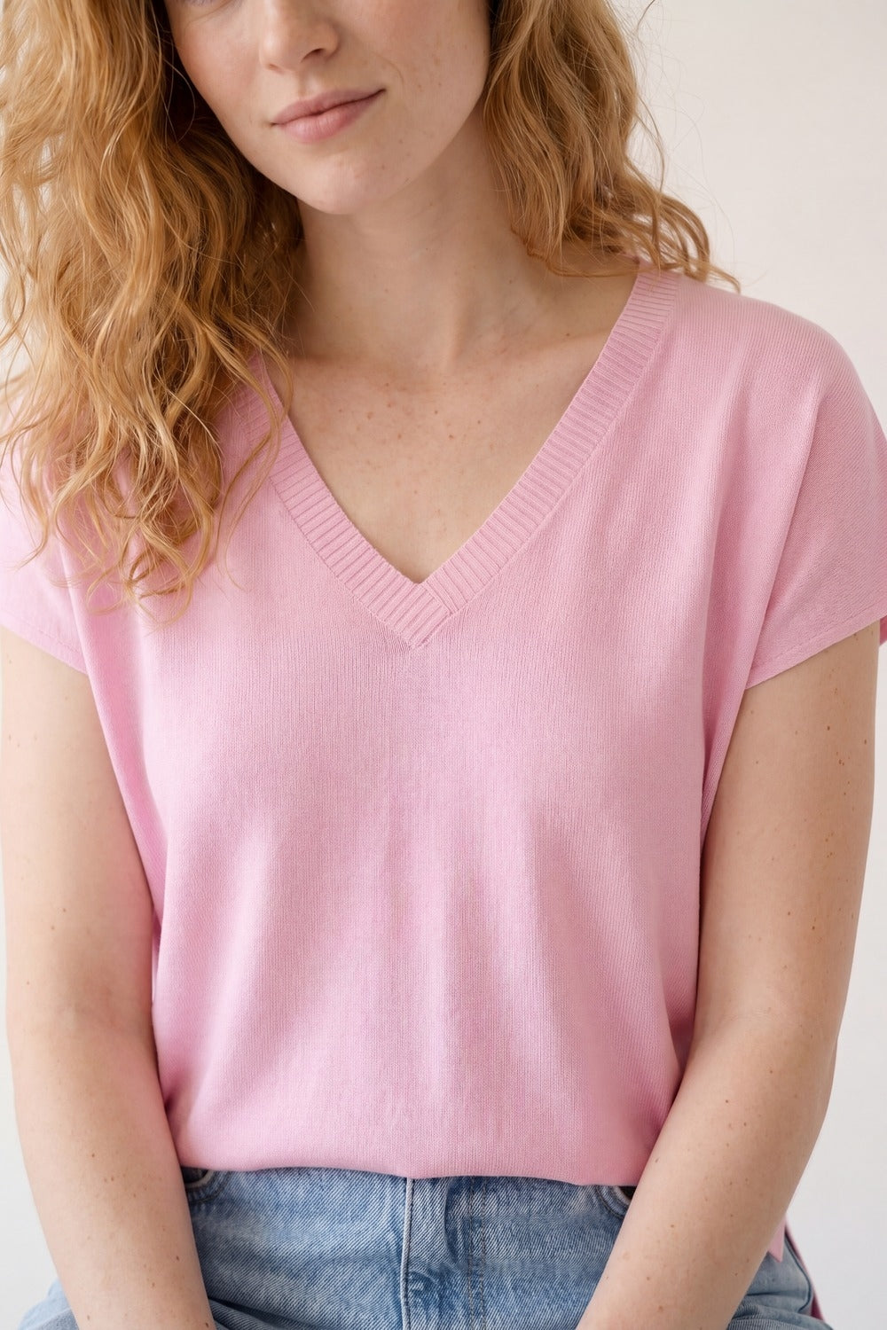 Maglione rosa con scollo a V e vestibilità rilassata