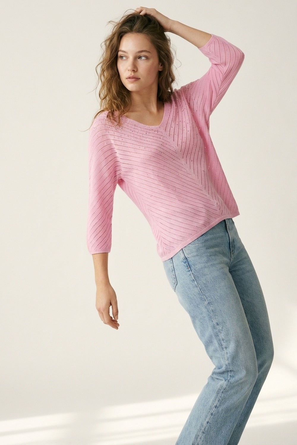 Maglione rosa in maglia leggera con scollo a V e dettaglio di perline