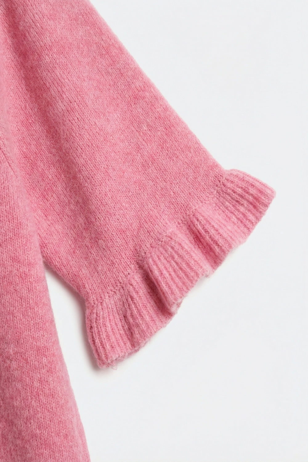 Maglione rosa in maglia morbida e soffice con maniche arricciate