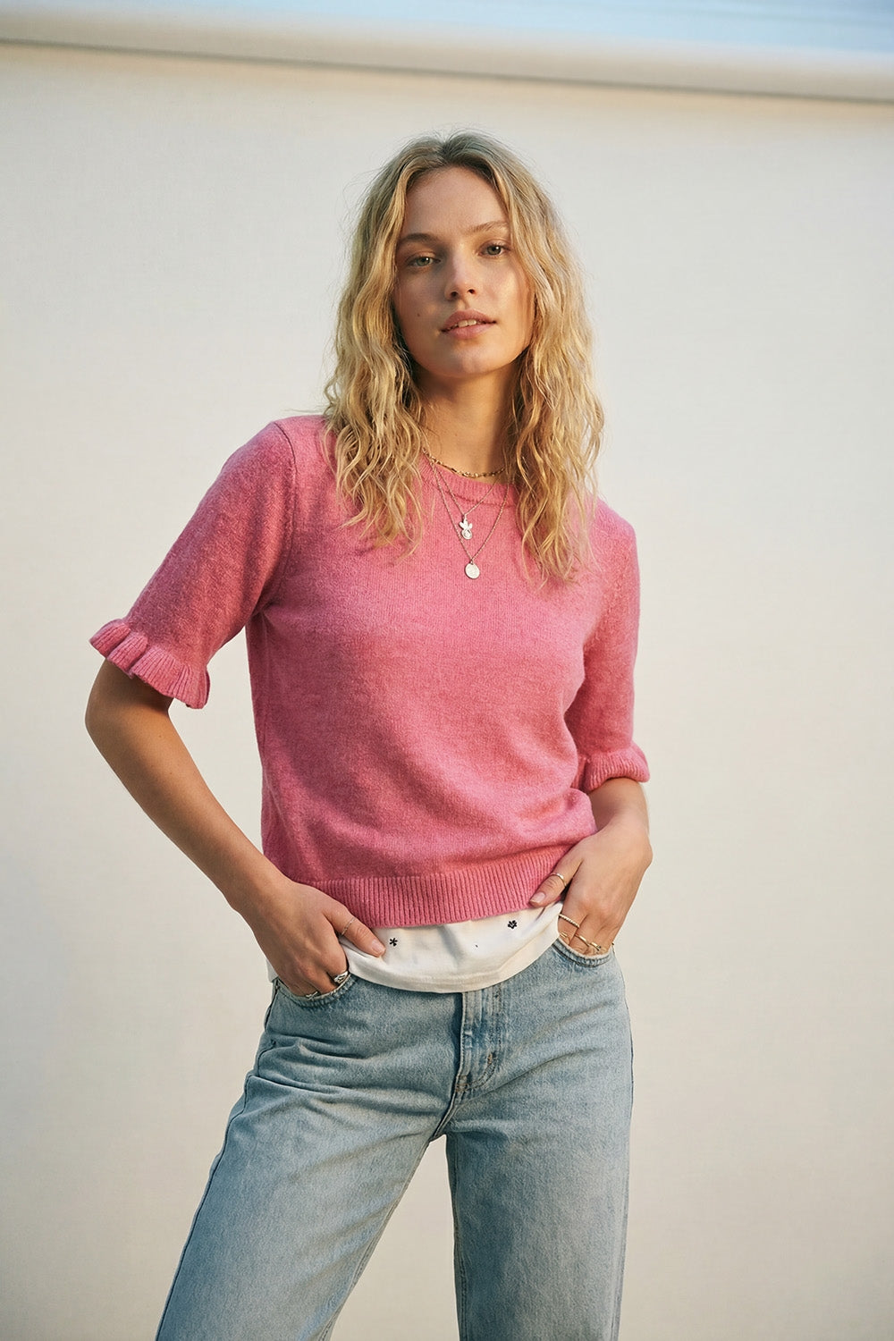 Maglione rosa in maglia morbida e soffice con maniche arricciate