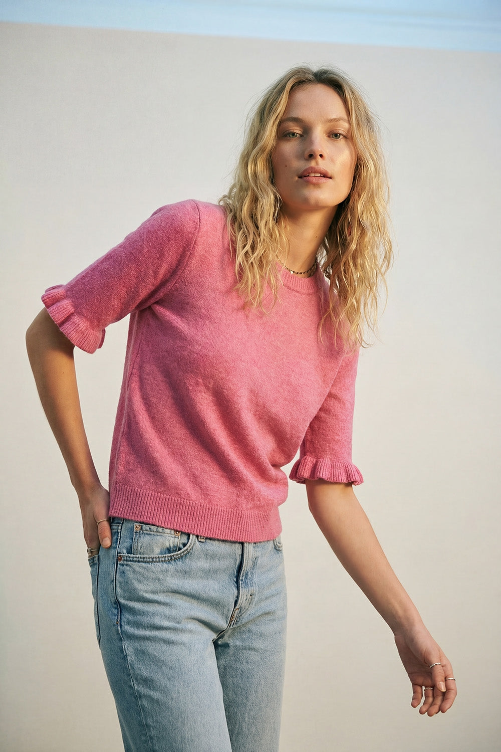 Maglione rosa in maglia morbida e soffice con maniche arricciate