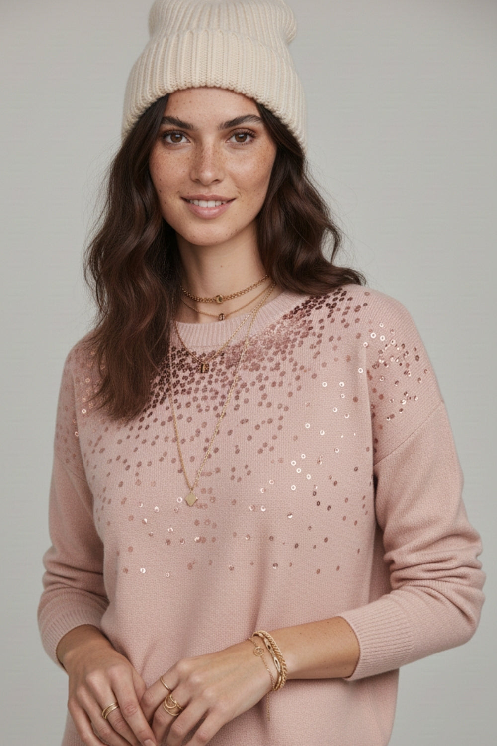 Maglione rosa in maglia morbida impreziosito da paillettes sul davanti