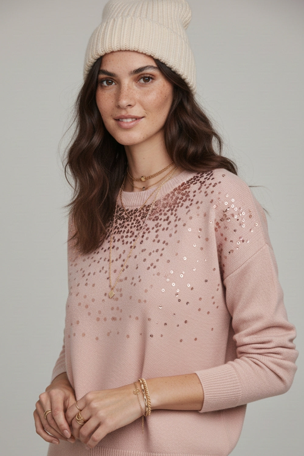 Maglione rosa in maglia morbida impreziosito da paillettes sul davanti